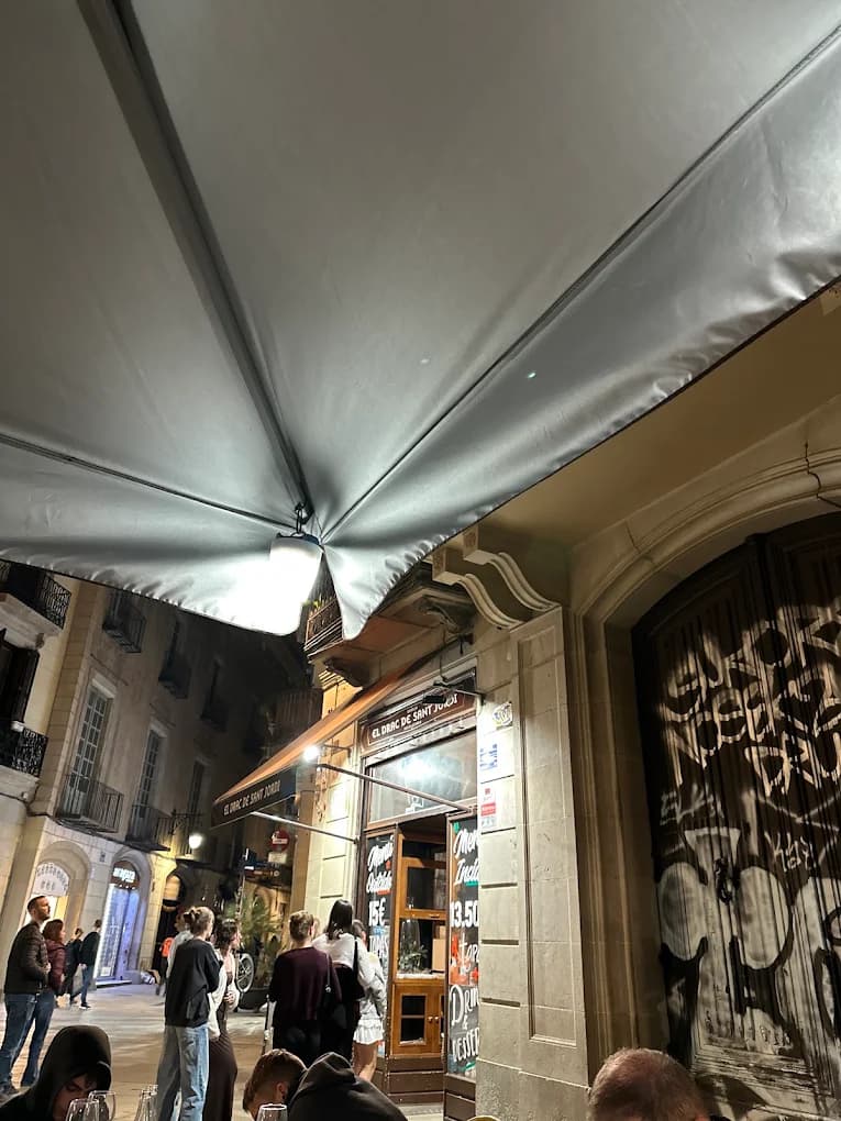 Ingresso di El Drac de Sant Jordi di notte
