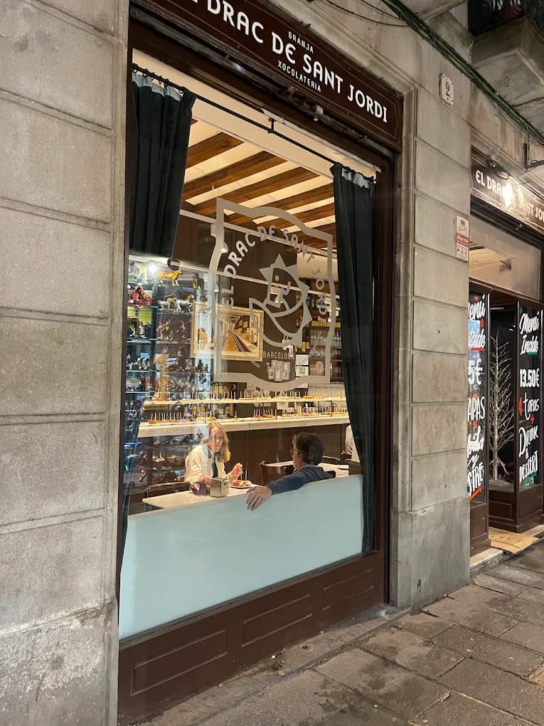 Interno di El Drac de Sant Jordi visto dalla vetrina