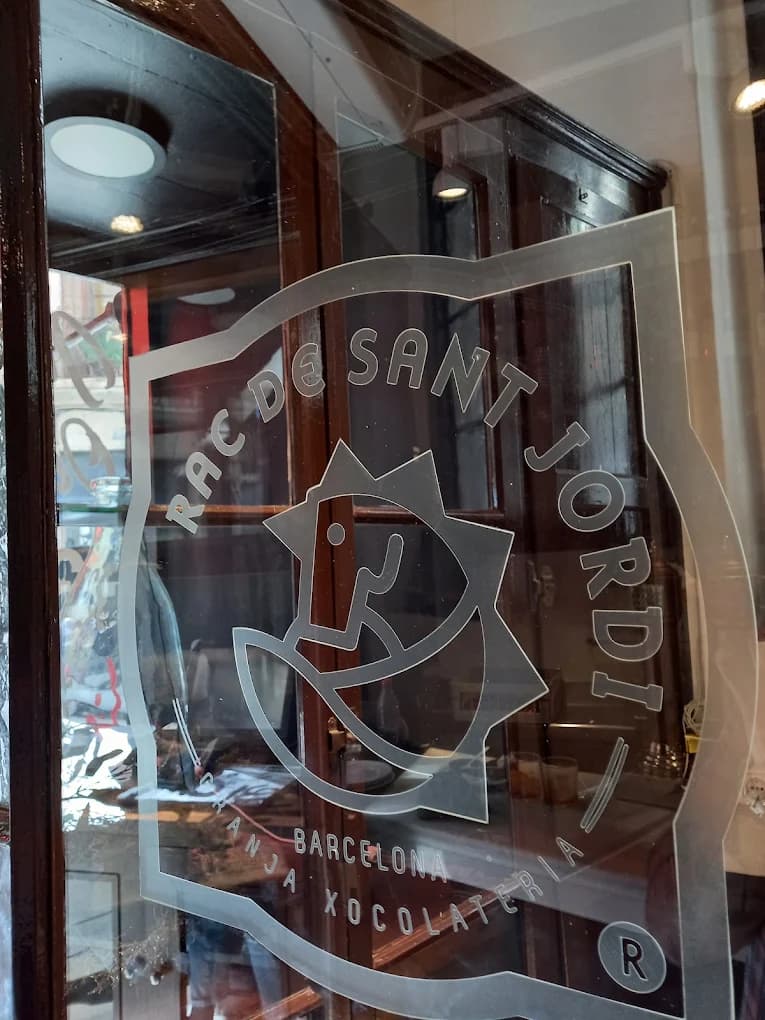 Logo di El Drac de Sant Jordi inciso sul vetro