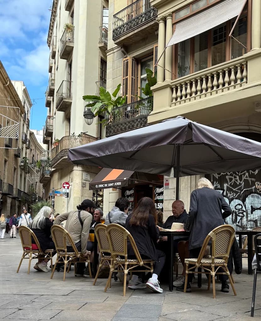 Terrazza esterna di El Drac de Sant Jordi nel Quartiere Gotico