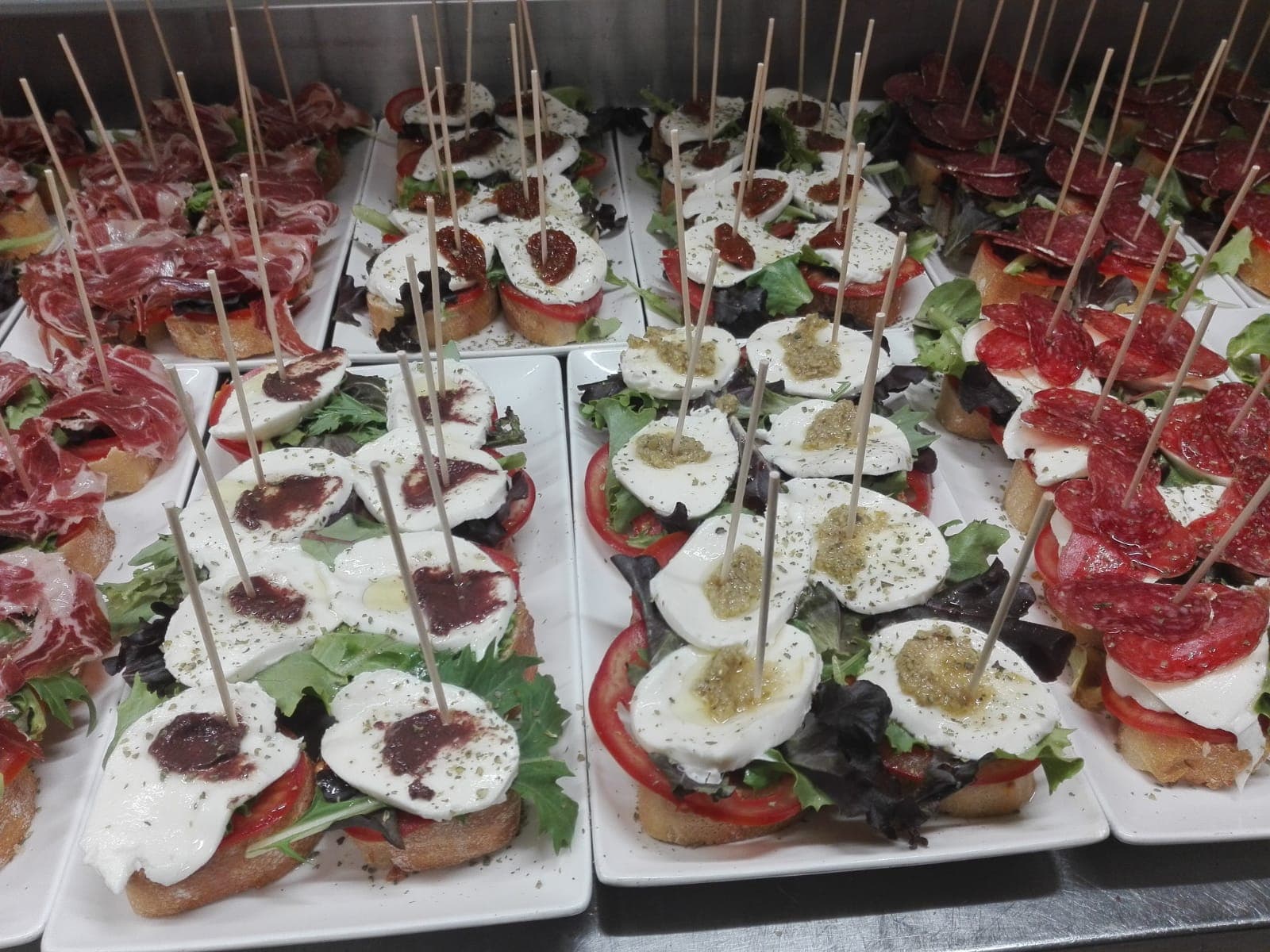 Mozzarella con marmellata o pesto